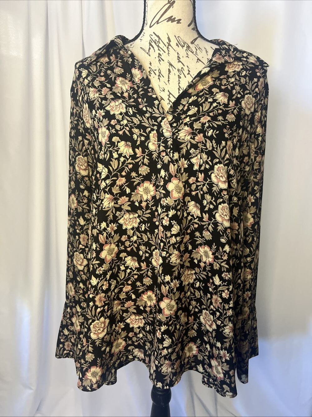 Pleione Floral on Black Long Sleeve V-Neck Collared Blouse Women’s Medium